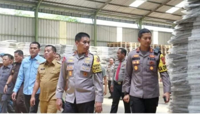 Kapolda Jabar Kunjungi Gudang Logistik KPU Di Karawang