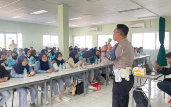 Satlantas Polres Karawang Edukasi Safety Riding Staf dan Karyawan Pabrik