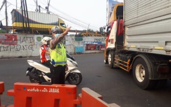 Satlantas Polres Karawang Atur Lalu Lintas Sore, Antisipasi Kemacetan dan Kecelakaan