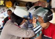 Satlantas Polres Karawang Bagikan Helm Gratis, Dalam Rangka Ops Lilin Lodaya 2023