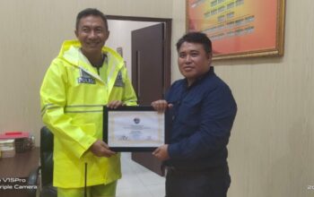 Kapolres Banyuasin AKBP Ferly Rosa Putra Dapat Penghargaan Dari Ketum DPP IWO Indonesia