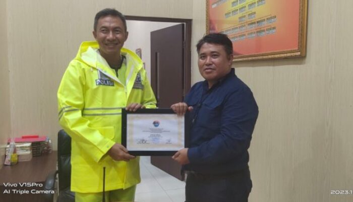 Kapolres Banyuasin AKBP Ferly Rosa Putra Dapat Penghargaan Dari Ketum DPP IWO Indonesia