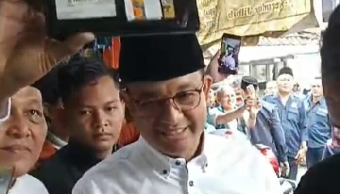 Anis Baswedan Blusukan mulai turun ke Pasar Baru Karawang