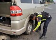 Dedikasi Satlantas Polres Karawang, Atasi Kendaraan yang Pecah Ban di KM 57 B