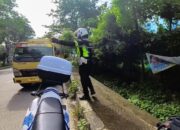 Kendaraan Parkir di Badan Jalan, Satlantas Polres Karawang Berikan Teguran Humanis