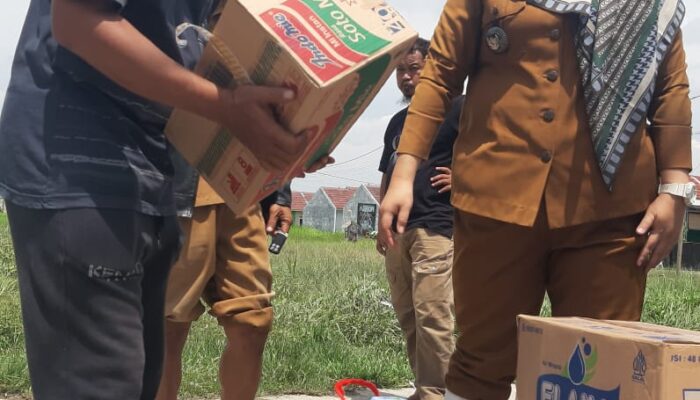 Pemerintah Desa Sindang Mulya Bekasi Berikan Bantuan Korban Banjir Di Perumahan Villa Mas Asri