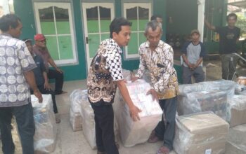 Anggota DPRD Karawang H Maskur Serahkan Bantuan Peralatan Bengkel Motor Dan Mobil