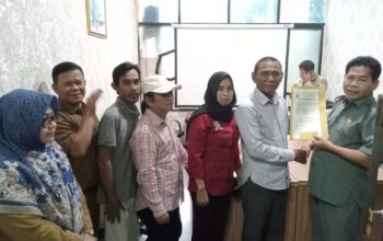 Kepala Badan Kesbangpol Kabupaten Bekasi Serahkan SKT Kepada Organisasi Pokja SABARAYA