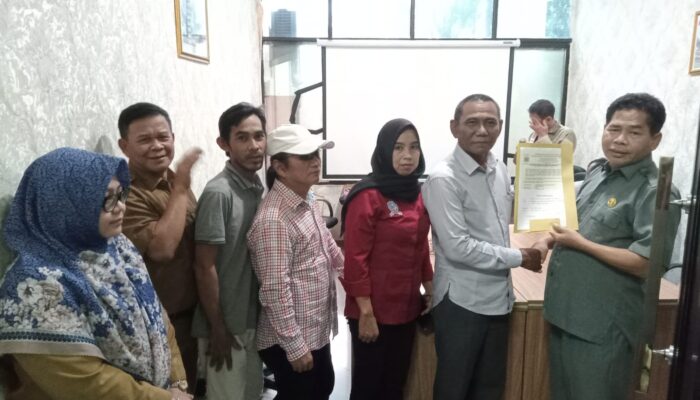 Kepala Badan Kesbangpol Kabupaten Bekasi Serahkan SKT Kepada Organisasi Pokja SABARAYA