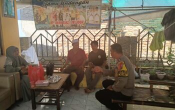 Bhabinkamtibmas Desa Kiara Payung Sosialisasikan TPPO Saat Sambang Warga