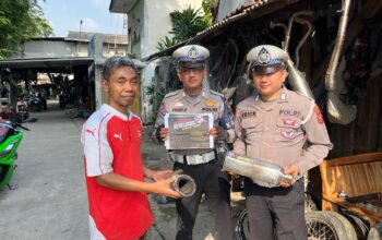 Satlantas Polres Karawang Lakukan Sosialisasi Perda No 12 Tahun 2023 di Pertokoan