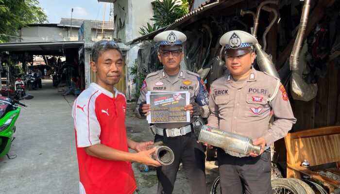 Satlantas Polres Karawang Lakukan Sosialisasi Perda No 12 Tahun 2023 di Pertokoan