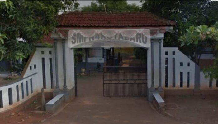 Ada Apa Dengan Kepala Sekolah SMPN 4 Kota baru Karawang Kabur pada Saat Di Temui Wartawan Di Ruang Kerjanya