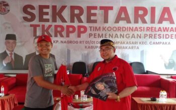 H.Budi Hermawan Menyerahkan APK di Kecamatan Campaka Purwakarta