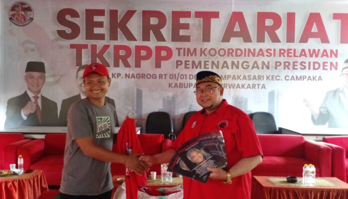 H.Budi Hermawan Menyerahkan APK di Kecamatan Campaka Purwakarta