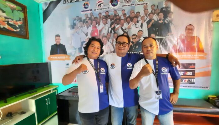 Ketua IWO Indonesia DPD Karawang Beri Apresiasi Kepada Semua Anggota dengan Bagikan Kaos Seragam 2024.
