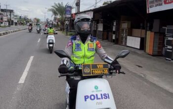 Duo Srikandi Satlantas Polres Karawang Menggelar Patroli Humanis di Jalan Raya