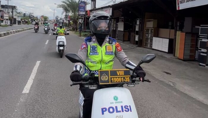 Duo Srikandi Satlantas Polres Karawang Menggelar Patroli Humanis di Jalan Raya