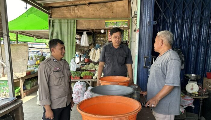 Pawas Piket Polsek Telukjambe Barat Sambangi Pasar Tradisional Wanasari