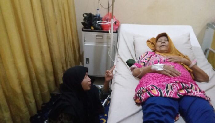 M Suryadi Jenguk ibu kandungnya Yang Sakit Di RSU fikri medika Kosambi Karawang