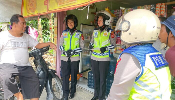 Ops Mantap Brata, Kasat Lantas Polres Karawang dan Srikandi Polri Dukung Cooling System Pemilu 2024