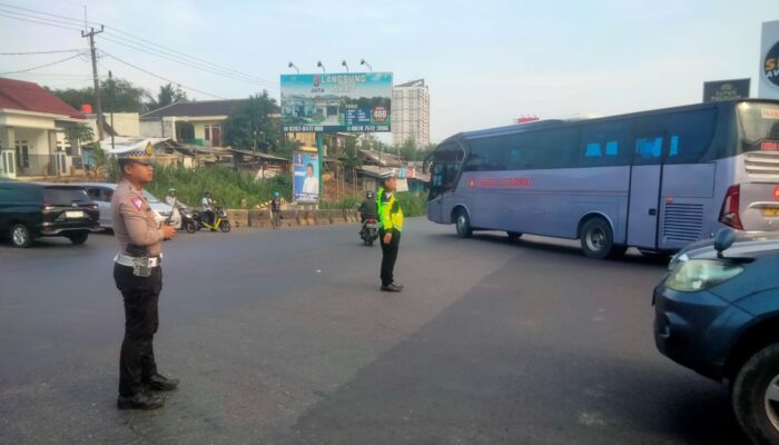 Upayakan Kamseltibcarlantas, Satlantas Polres Karawang Menggelar Gatur Weekend Sore Hari
