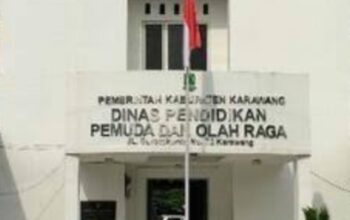 Kabid Dikdas Disdikpora Karawang Menghindar pada Saat Mau Di Konfirmasi Oleh Awak Media