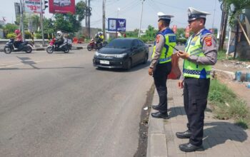 Satlantas Polres Karawang Upayakan Kelancaran Arulin di Traffic Light Peundeuy