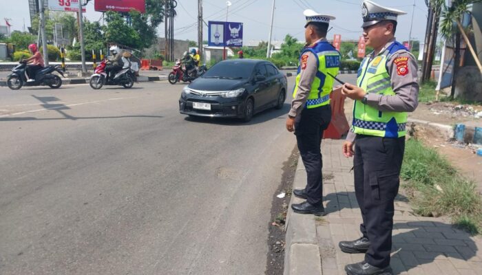 Satlantas Polres Karawang Upayakan Kelancaran Arulin di Traffic Light Peundeuy