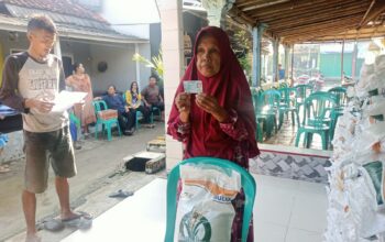 Pemerintah Desa Mekarjaya Purwasari Bagikan Beras 10 Kg Kepada 574 KPM