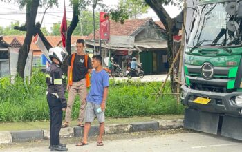 Polisi di Karawang Tegur Sopir Truk yang Parkir di Badan Jalan Bundaran Masari