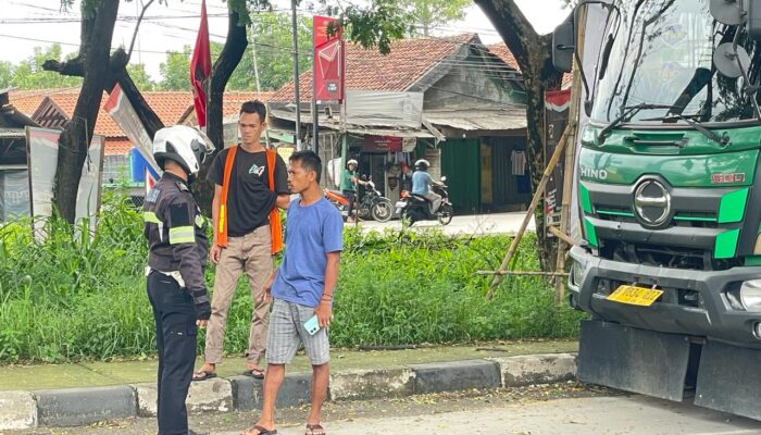 Polisi di Karawang Tegur Sopir Truk yang Parkir di Badan Jalan Bundaran Masari