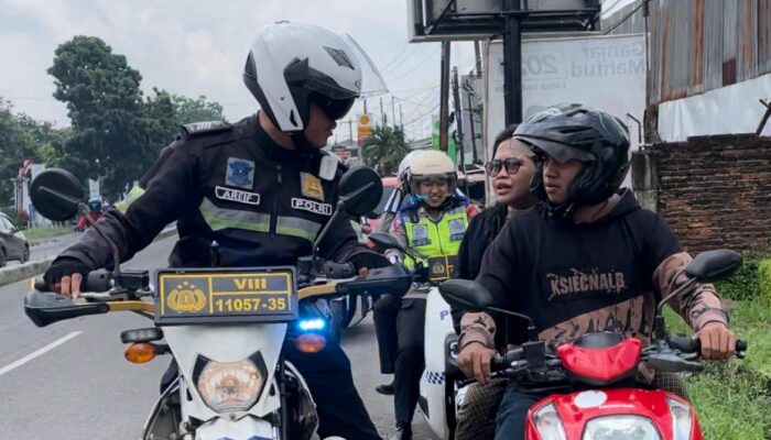 Upaya Kasat Lantas Polres Karawang dan Srikandi Polri Dukung Cooling System Pemilu 2024