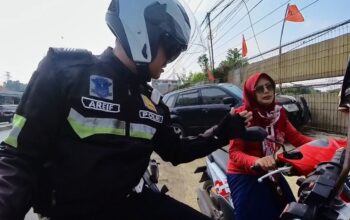Aksi Personel Satlantas Polres Karawang, dengan Patroli Humanis di Jalan Raya