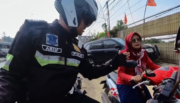 Aksi Personel Satlantas Polres Karawang, dengan Patroli Humanis di Jalan Raya