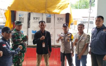Sinergitas TNI-Polri Dalam Pengamanan Logistik Pemilu 2024 di Desa Binaannya