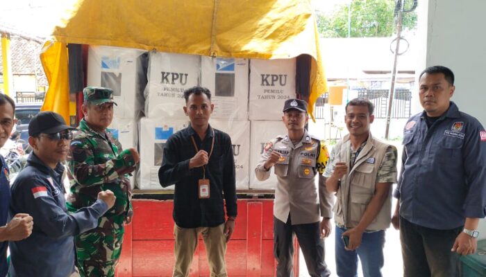 Sinergitas TNI-Polri Dalam Pengamanan Logistik Pemilu 2024 di Desa Binaannya