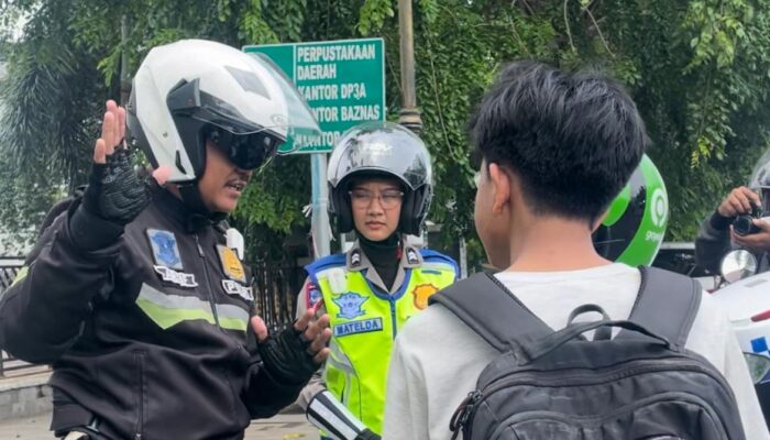 Hadirnya Srikandi Satlantas Polres Karawang, Warnai Patroli Humanis di Jalan Raya