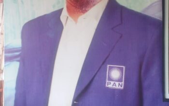 Caleg DPRD Karawang Dede Mulyana Berikan Hak Suaranya di TPS 57 Purwasari