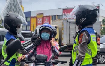 Patroli Humanis Srikandi Polri, Edukasi Pengguna Jalan di Kabupaten Karawang