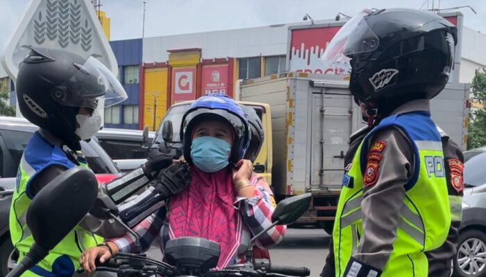 Patroli Humanis Srikandi Polri, Edukasi Pengguna Jalan di Kabupaten Karawang