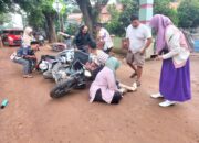 Para Pengguna Jalan Cikarang – Cibarusah Mengeluh Jalan Licin Akibat Tanah Merah Berserakan Di Jalan