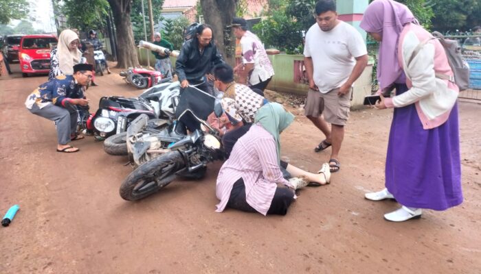 Para Pengguna Jalan Cikarang – Cibarusah Mengeluh Jalan Licin Akibat Tanah Merah Berserakan Di Jalan
