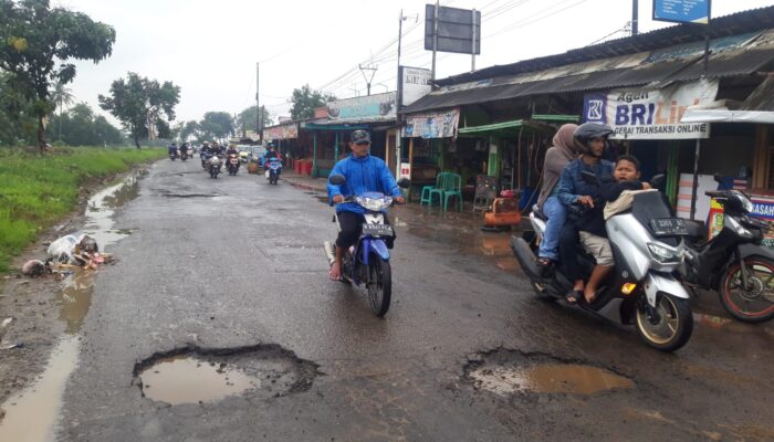 Waspada,Akses jalan raya Rengasdengklok Arah batujaya kurang perhatian dari Pemkab Karawang