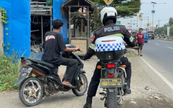 Satlantas Polres Karawang Tegur Pelanggar, saat Kesiapan Ops Ketupat Lodaya