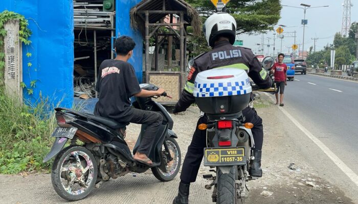 Satlantas Polres Karawang Tegur Pelanggar, saat Kesiapan Ops Ketupat Lodaya