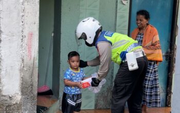 Berkah Ramadhan! Satlantas Polres Karawang Berbagi Takjil Gratis Kepada Masyarakat