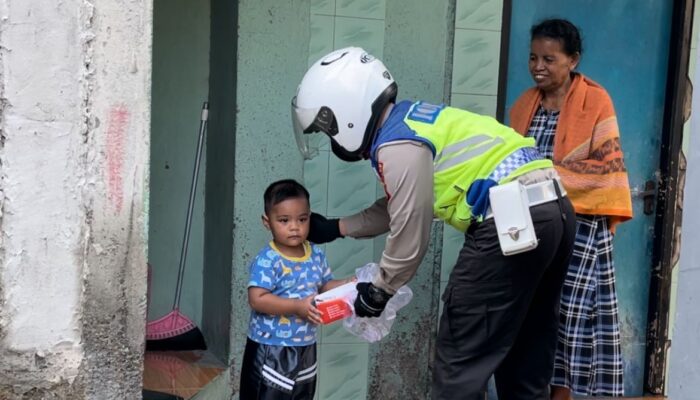 Berkah Ramadhan! Satlantas Polres Karawang Berbagi Takjil Gratis Kepada Masyarakat