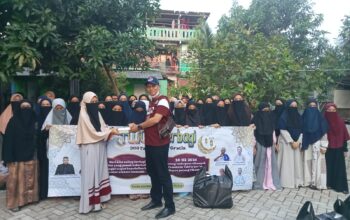 IWO Indonesia DPD Karawang Wilayah Cikampek Gelar Bagi Takjil Bagi Pengguna Jalan Dan Pesantren Al-Bayan.