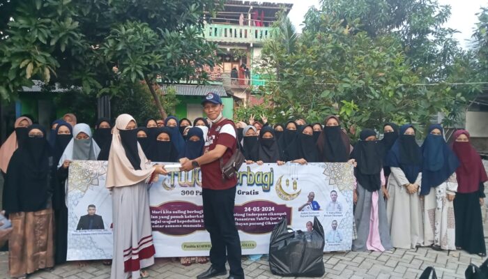 IWO Indonesia DPD Karawang Wilayah Cikampek Gelar Bagi Takjil Bagi Pengguna Jalan Dan Pesantren Al-Bayan.